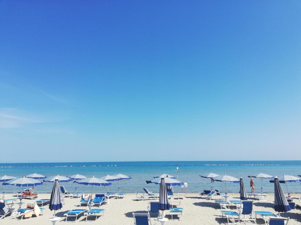 Attico Fronte Mare Apartman Martinsicuro Kültér fotó